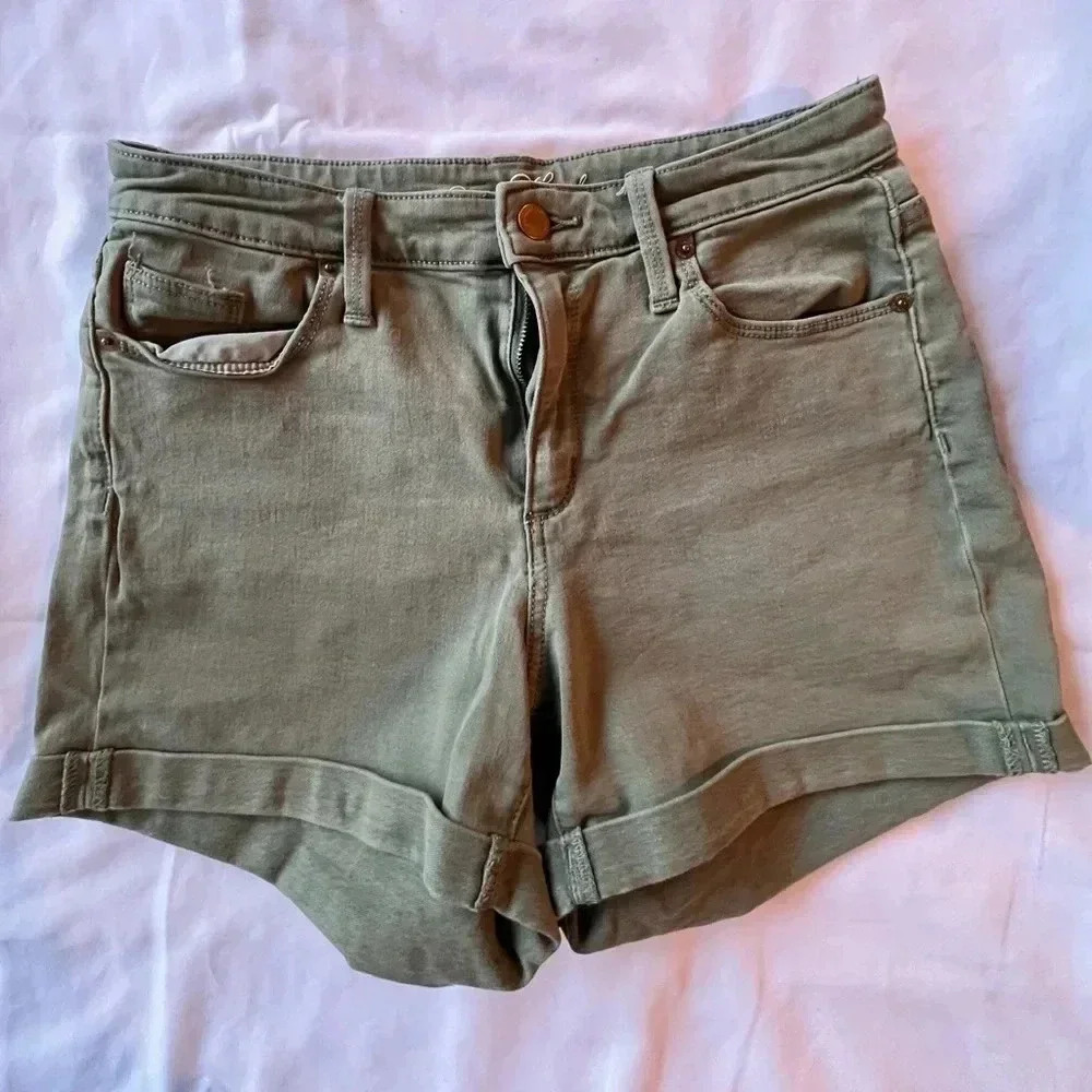 Universal Thread Shorts - Size 6